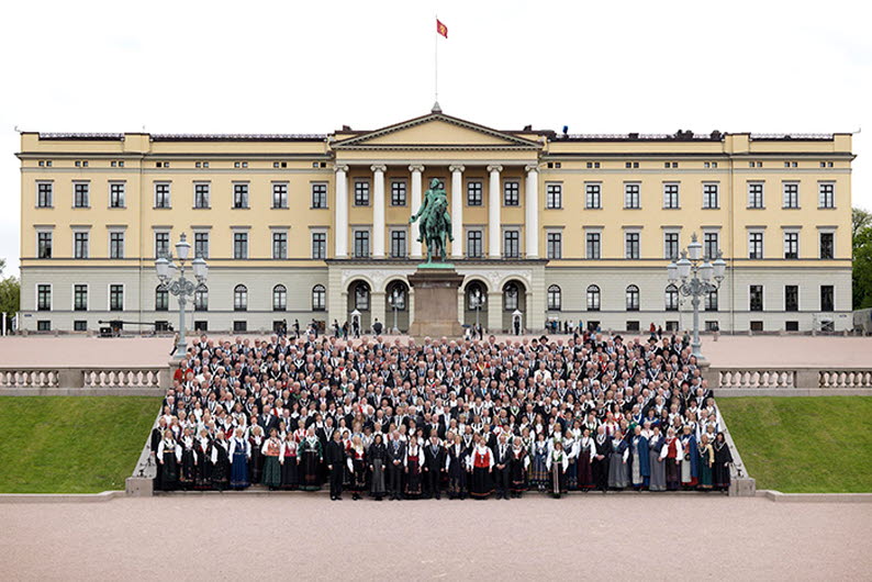 Alle landets ordførere på slottstrappen i forbindelse med feiringen av grunnlovsjubileet 15. mai 2014.